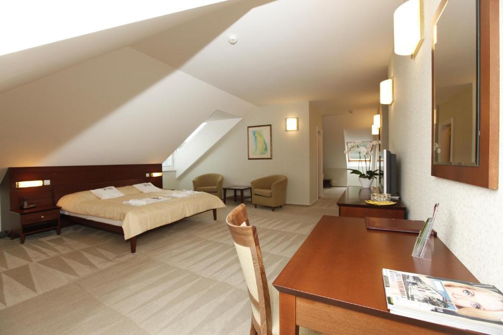 Hotel Sandor Pavillon Piest'any Room photo